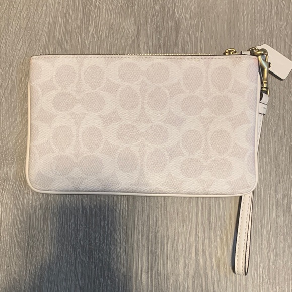 Coach Limited Edition NWOT Ivory/ Beige Corner Zip Wristlet with Snowman Motif - Picture 9 of 9